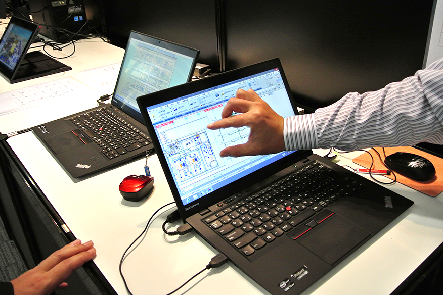 ThinkPad X1 Carbon Touchも展示。指先でみたいところを直感的に操作できるのは便利だ