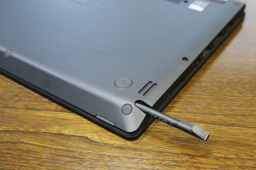 本体に収納する細いペン「ThinkPad Pen Pro1」。電気接点が見えるが、これによって収納時に充電がなされる仕組み