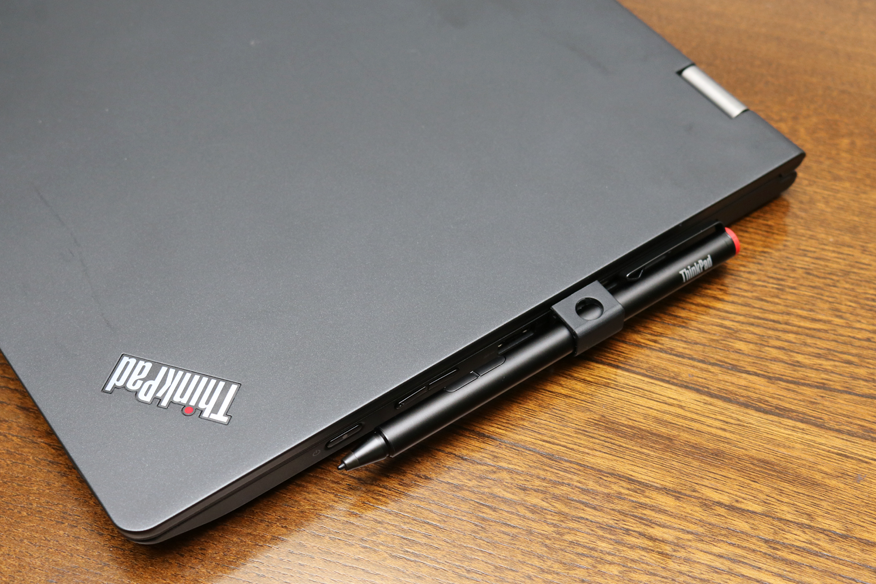 標準付属する太いペン「ThinkPad Pen Pro」は別売のホルダーを使って本体横に装着可能