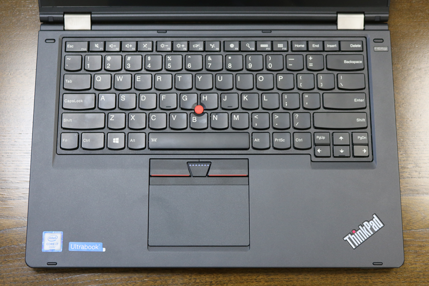 ThinkPad伝統の打ちやすいキーボード。マウス操作にホームポジションから手を動かさないトラックポイントも装備。トラックポイントのボタンは独立式だ