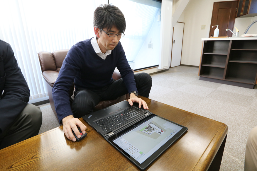 ThinkPad P40 Yogaで作業する阿部氏