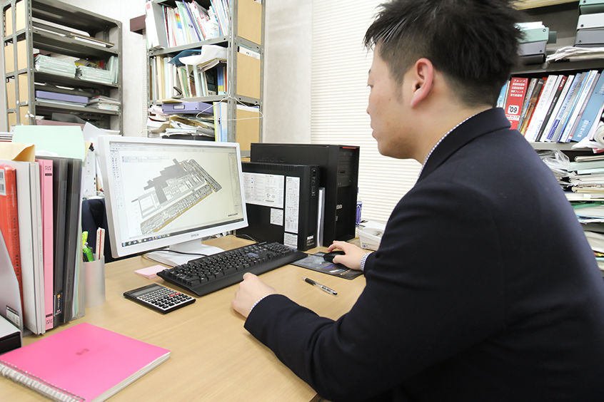 坂井氏のデスクにはP300 Towerがあり、ArchiCAD 18を使用している