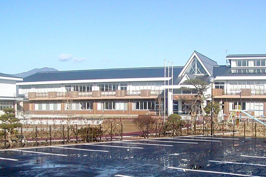 佐渡市の新穂小学校
