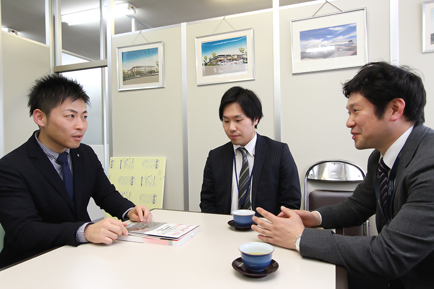 地元でサポートを受けられる点もArchiCAD導入理由のひとつ。太陽設計で話し合う坂井隆昭氏（左）と、グラフィソフトの伊佐野寛氏（右）、そして代理店のCEC新潟情報サービスの曽我範幸氏（中央）