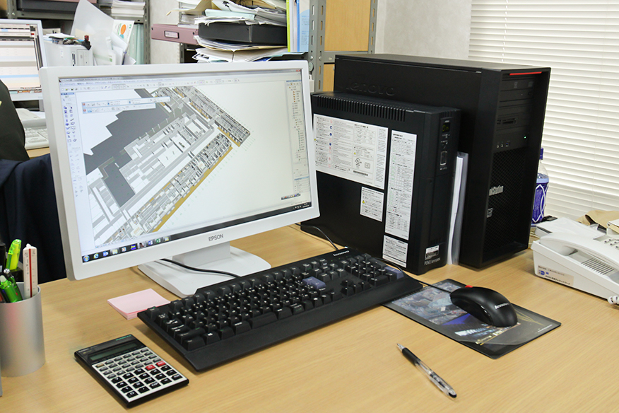 活用中のThinkStation P300 Tower、手前の黒い筐体は万一に備えたUPS、そして高解像度モニターを組み合わせる