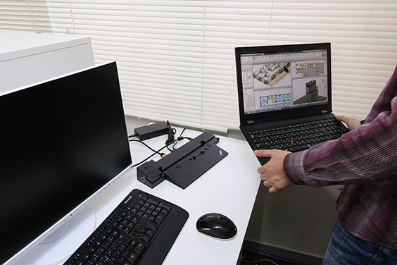 ThinkPad Workstation ドックでThinkPad P50の着脱は一瞬で済む。電源も各種インターフェースもすべて同時に接続まで完了する