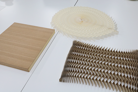 左の板が紙を芯材とした新建材パネル「紙庵」の完成形。右側の紙の芯材は複数のタイプがある