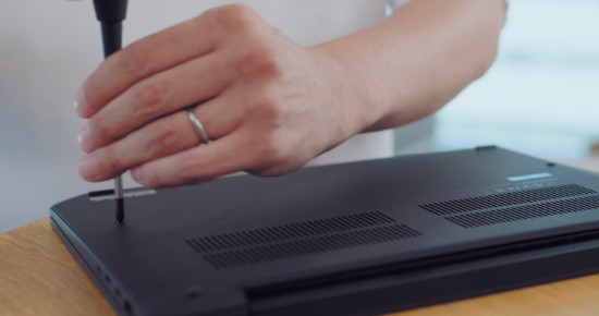 ThinkPad X13 Gen 6 の裏面のイメージ